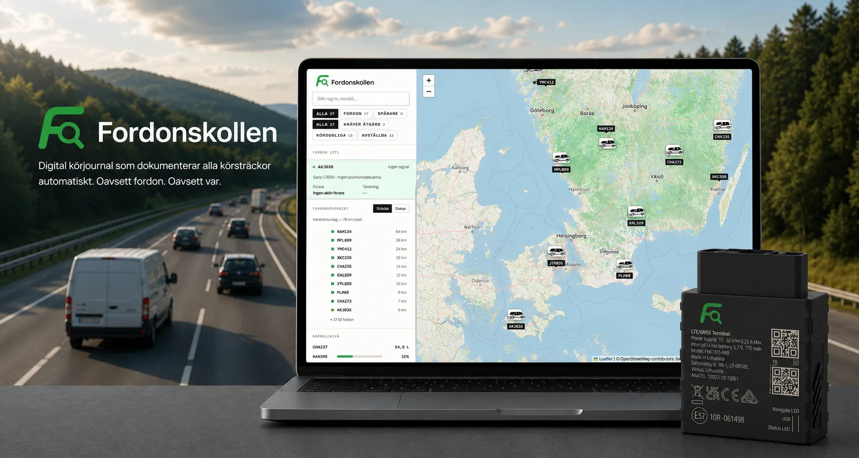 Fordonskollen på en laptop — flottans fordon på karta — bredvid spårningsenheten som kopplas in i bilen